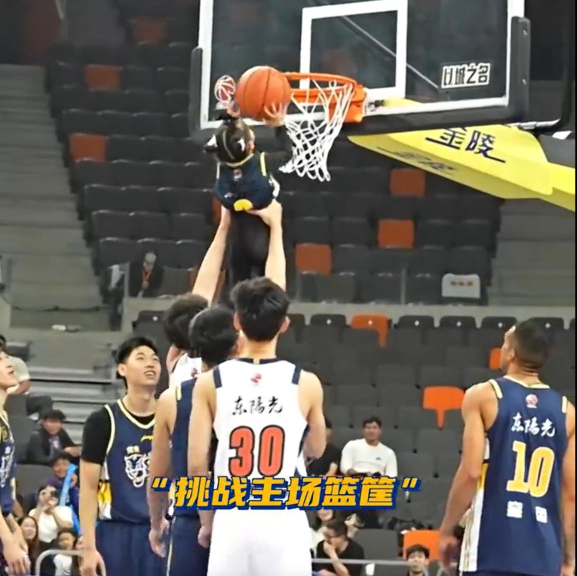 太搞笑！5岁小女孩，穿着人字拖，在广东队大展身手，面对广东队5名球员的防守，1V