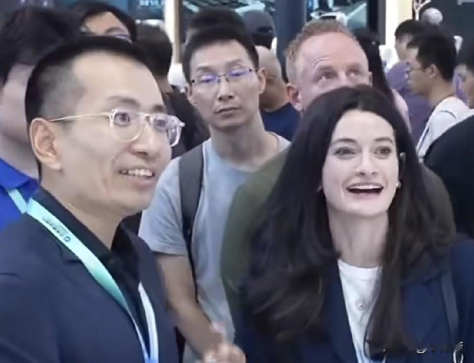 黄仁勋的女儿来机器人大会了！今年展会大变天，机器人不再表演，忙着上岗打工。
