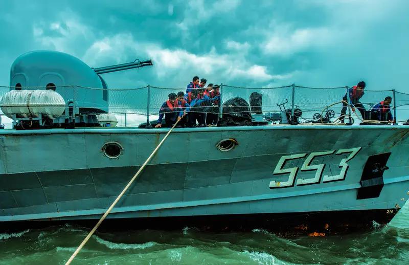 很多人觉得没有扫雷舰艇就清不了水雷，这是完全错误的！这次美军派两艘伯克级驱逐舰