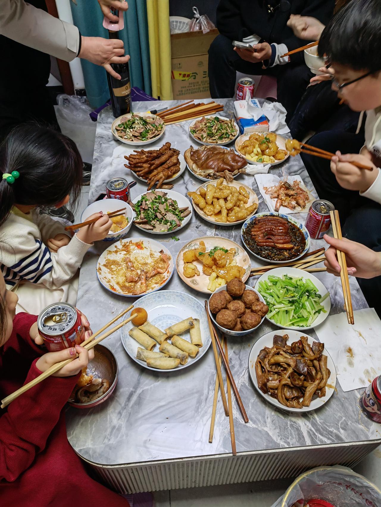 我们家的年夜饭陆续开始了，大家都吃了嘛？