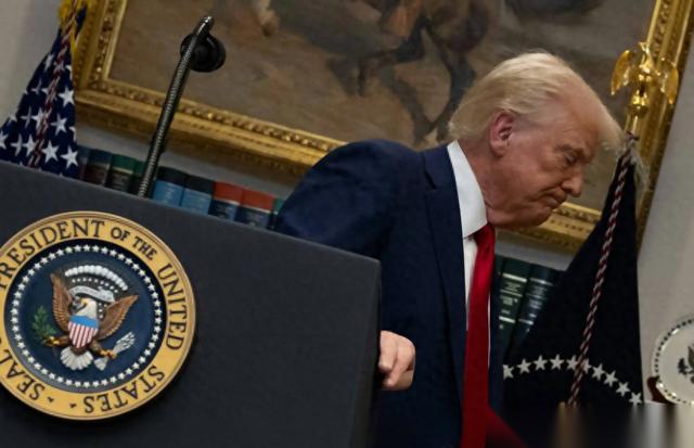 按照CNN3月5日的说法，特朗普身边的顾问和盟友急了，私下里都在劝他：赶紧宣布