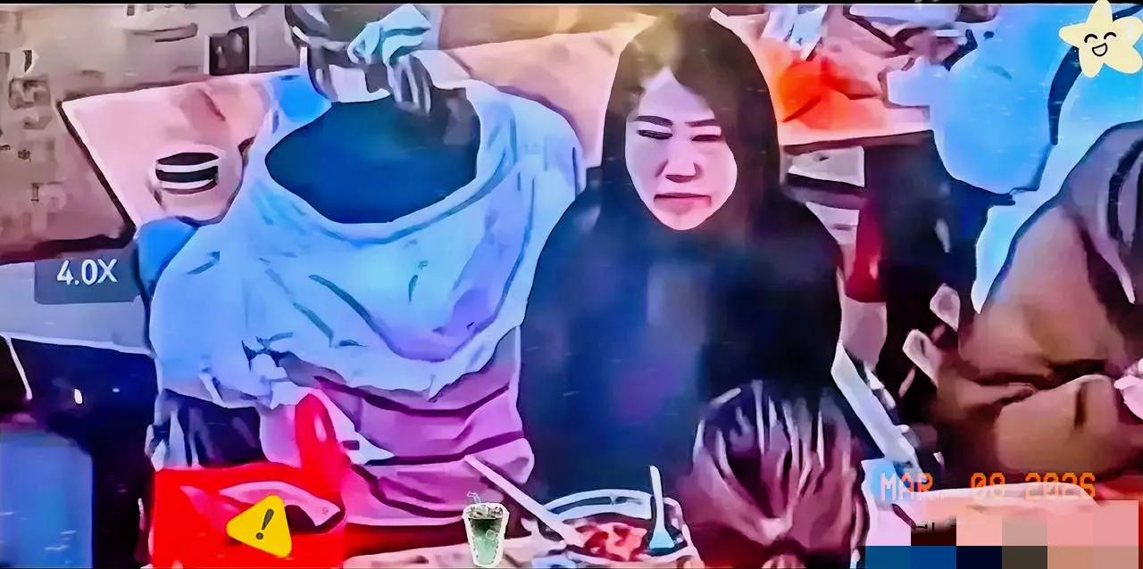 泼汤女后续来了，白衣女报警后调取监控，原本以为赔2000块、给对方赔件羽绒服