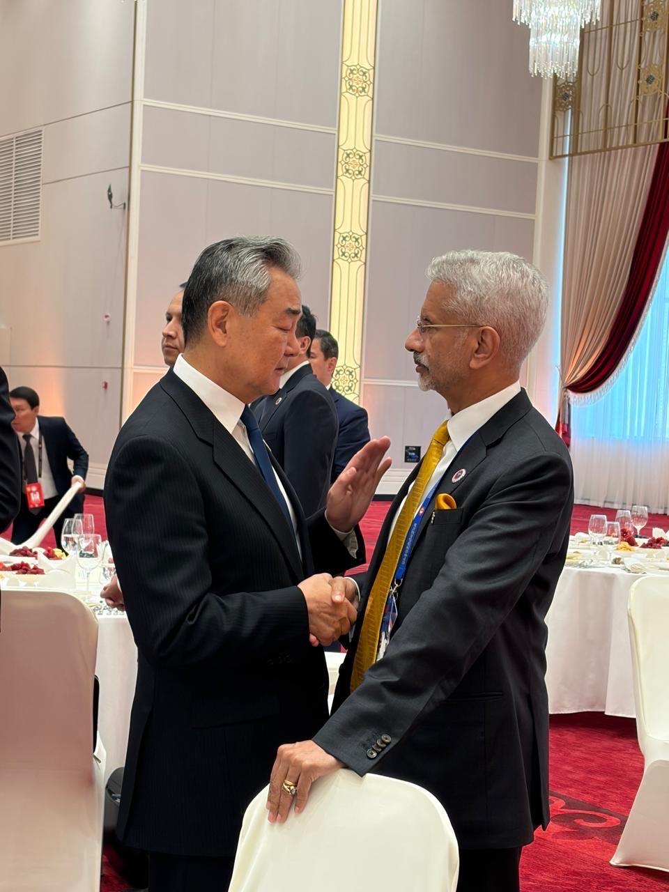 印度外长苏杰生今天发文说：“今天在比什凯克很高兴会见中国政治局委员兼外交部长王毅