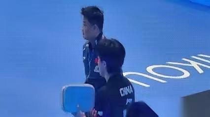 我宣布，本年度最强行为艺术，必须颁给王皓。真的，就刚才，观众席里有人喊“皓哥