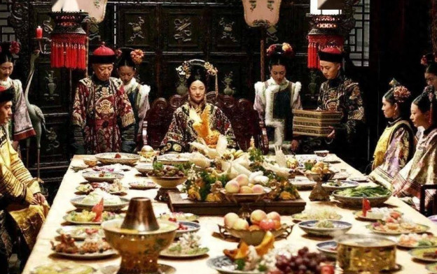 慈禧晚年挑嘴是出了名的，御膳房每天备上百道山珍海味，她也常常动不了几筷子。有一回