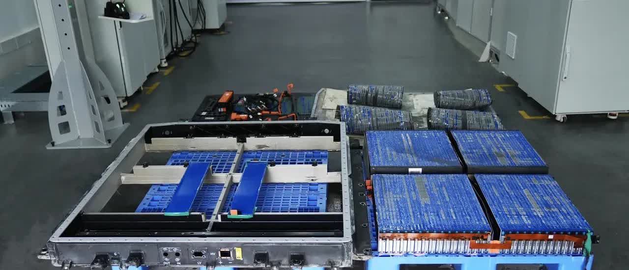 网上都在说混动车为什么不配大电池？最近最火的大众化的车比亚迪秦和吉利A7都是小电