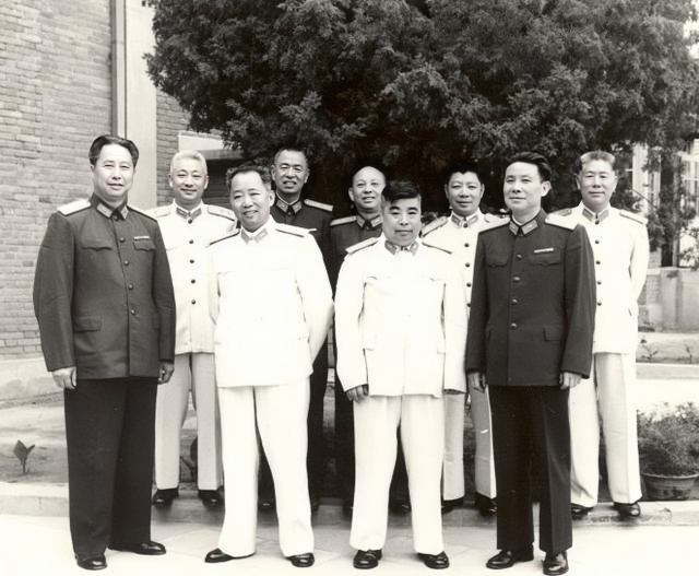 1972年，周总理在大连接见了军区领导，他问起刘震和成钧的情况，中央要重新审查他