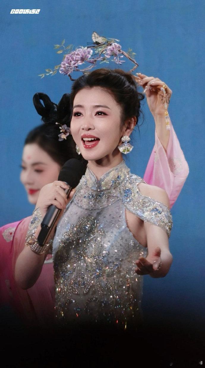 李云霄女儿情舞台越剧花旦的柔情杀伤力拉满！李云霄清亮声线演绎《女儿情》，旗袍身