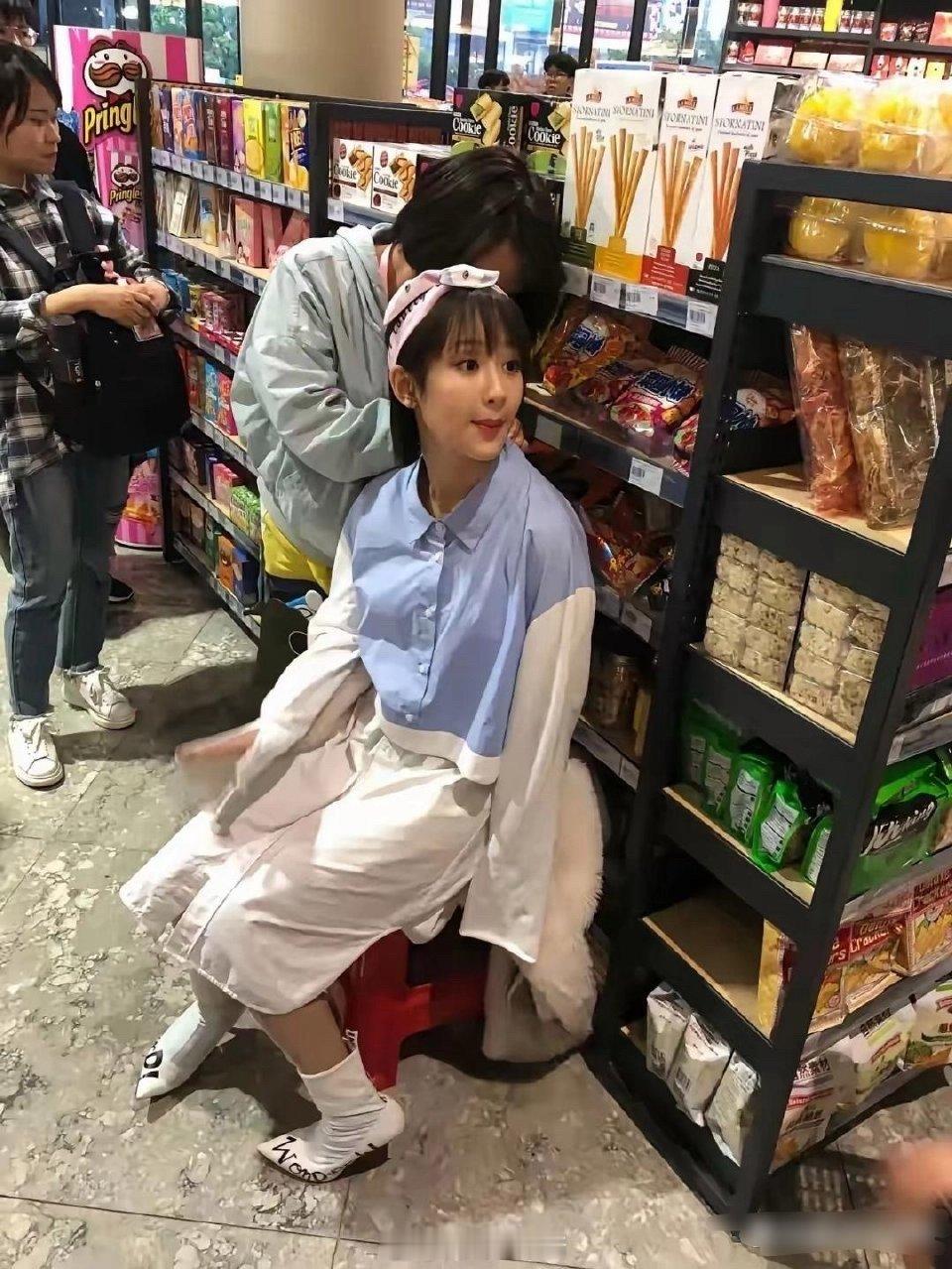 杨紫常被说像硅胶脸，可看生图挺自然呀。其实她颜值在线，演技也佳，别总揪着外貌不放
