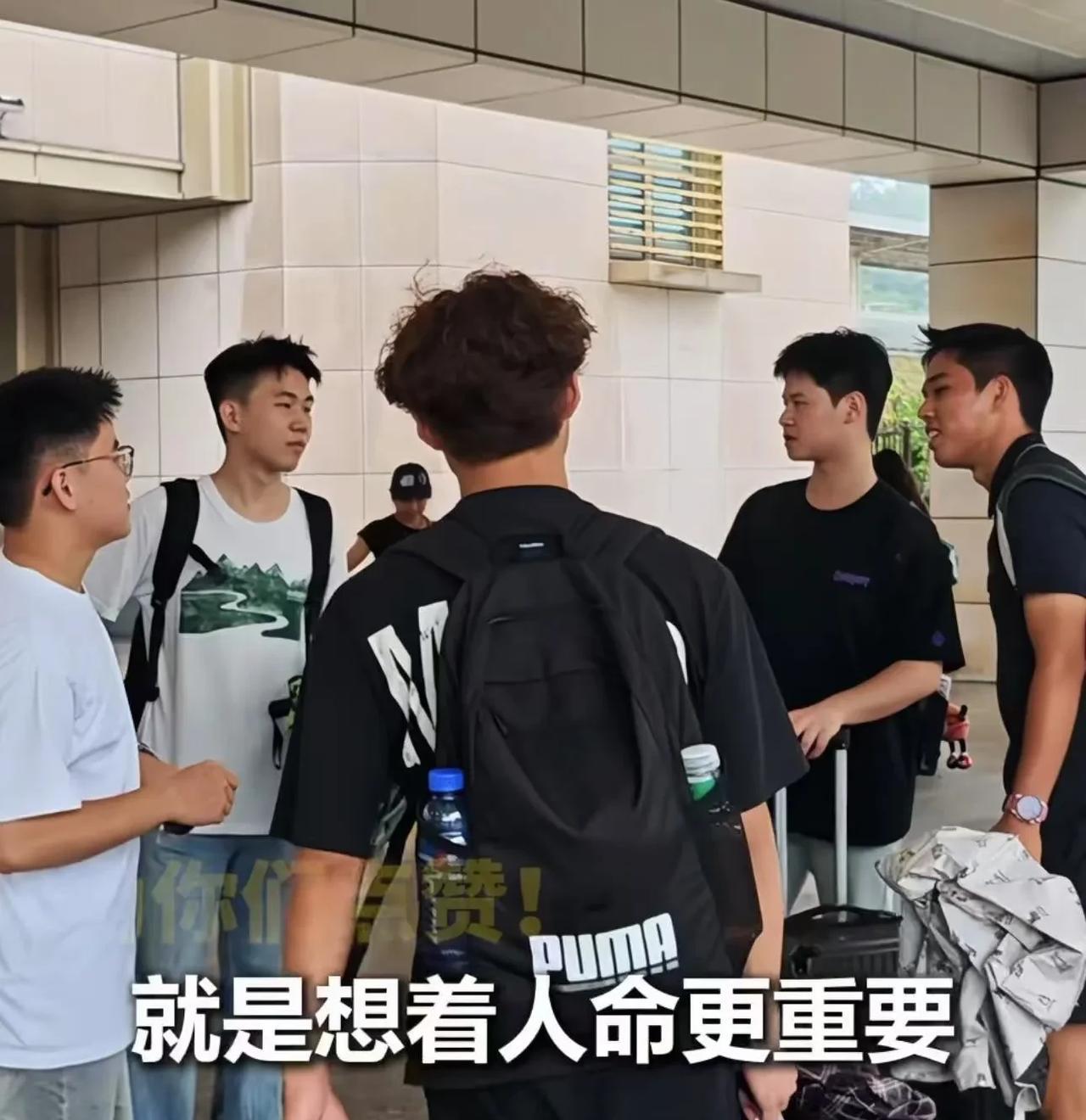 [狗头]“这个高中生火到人民日报！”6月18日湖北黄石，老人突发脑梗，男孩将老人