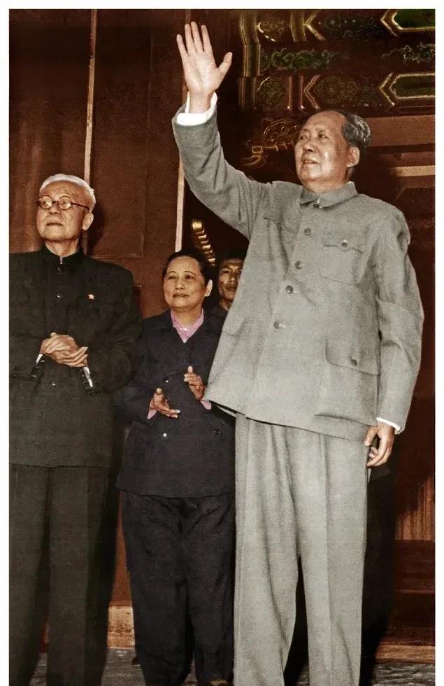 1960年4月23日，毛泽东主席朱德委员长等中央领导在北京中南海怀仁堂广场接见全