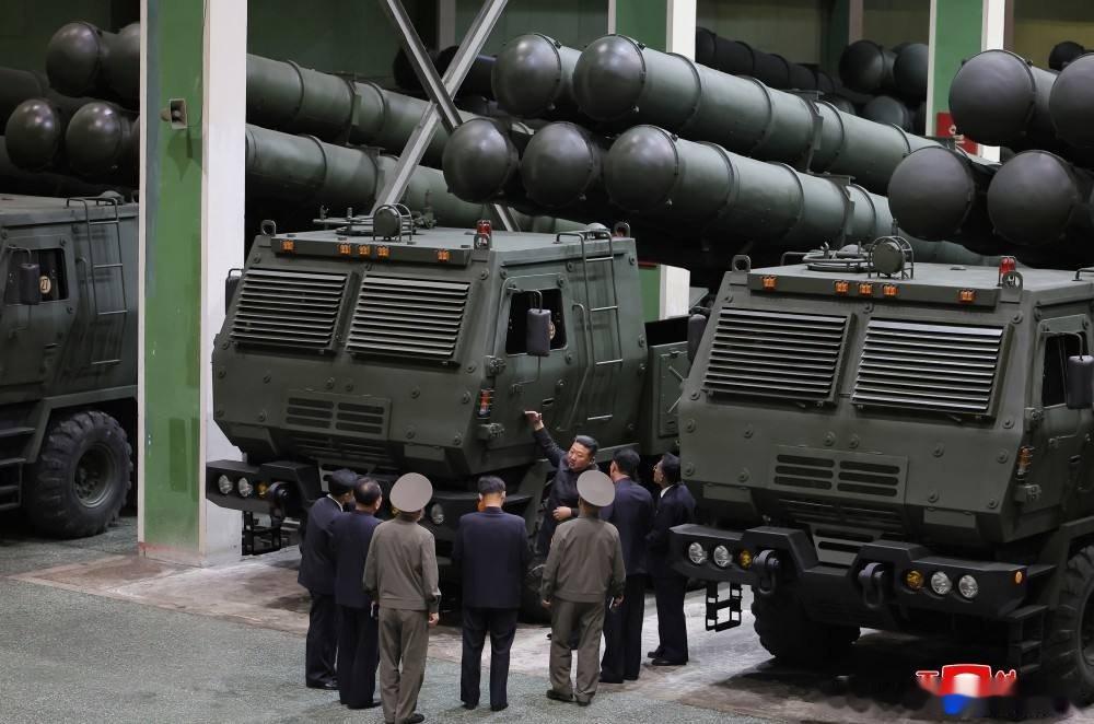 朝鲜官方媒体发布了金正恩视察国防工业设施的视频。在视察期间，朝鲜领导人下令加强炮