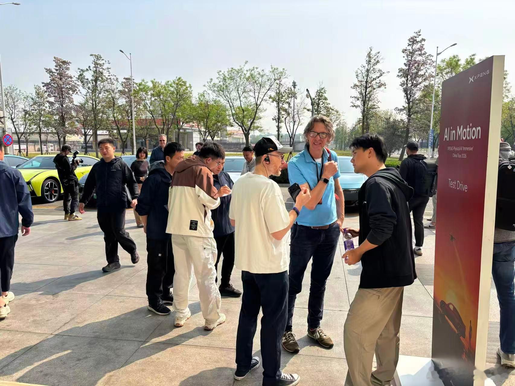 说实话，看到老外一下飞机不逛景点、先去办驾照试驾，这才叫真正的“用脚投票”。最打