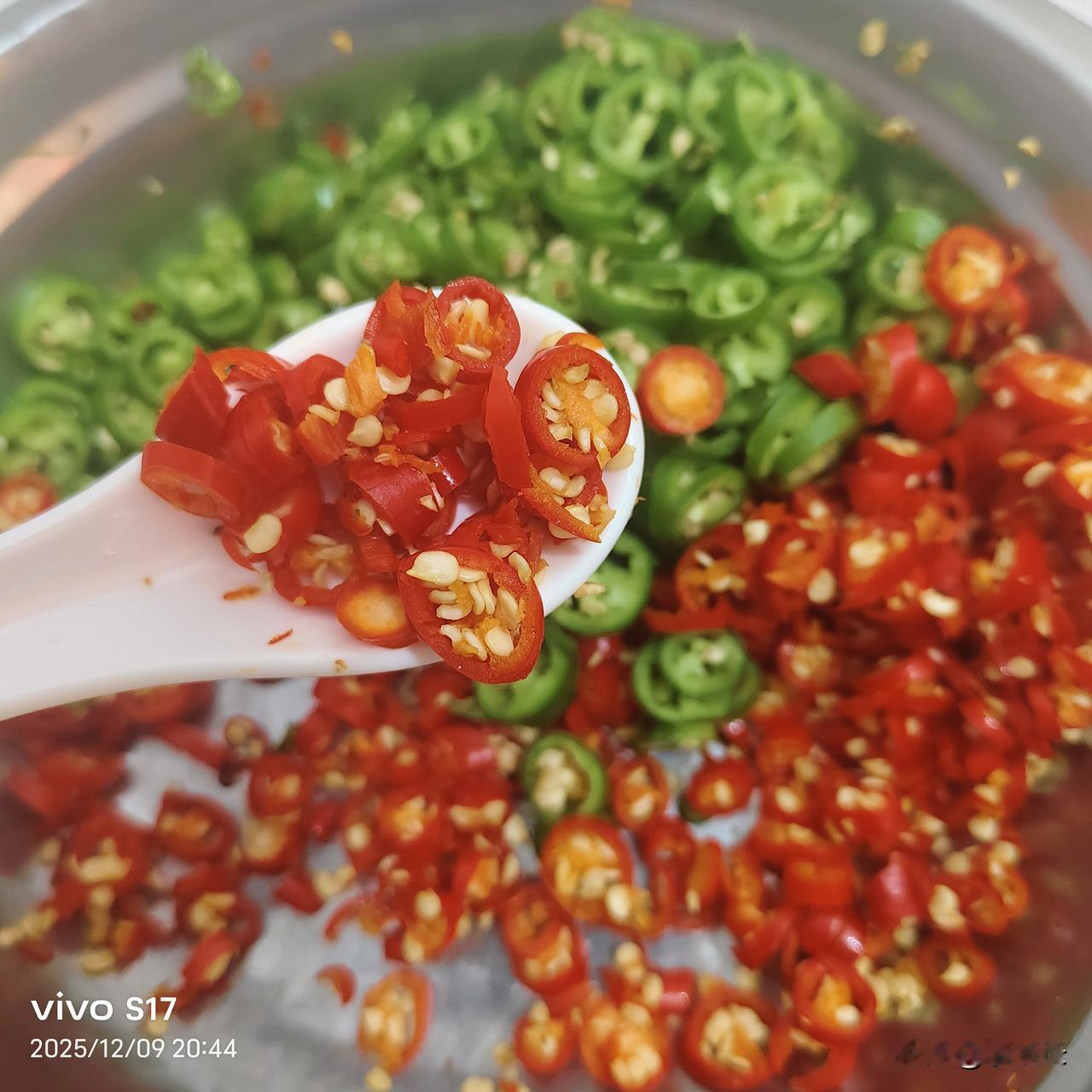 山西运城夏县郭村一个柴厂藏9个"赌神"，被民警一锅端了。据夏县公安媒体消息，