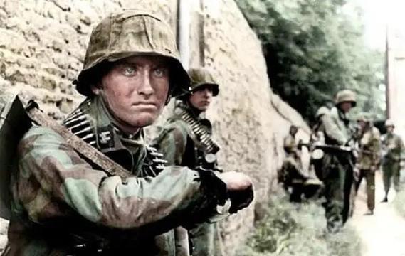 1944年，6万德军被十倍之数的苏联红军包围，苏军派人去劝降，没曾想，施特默尔曼