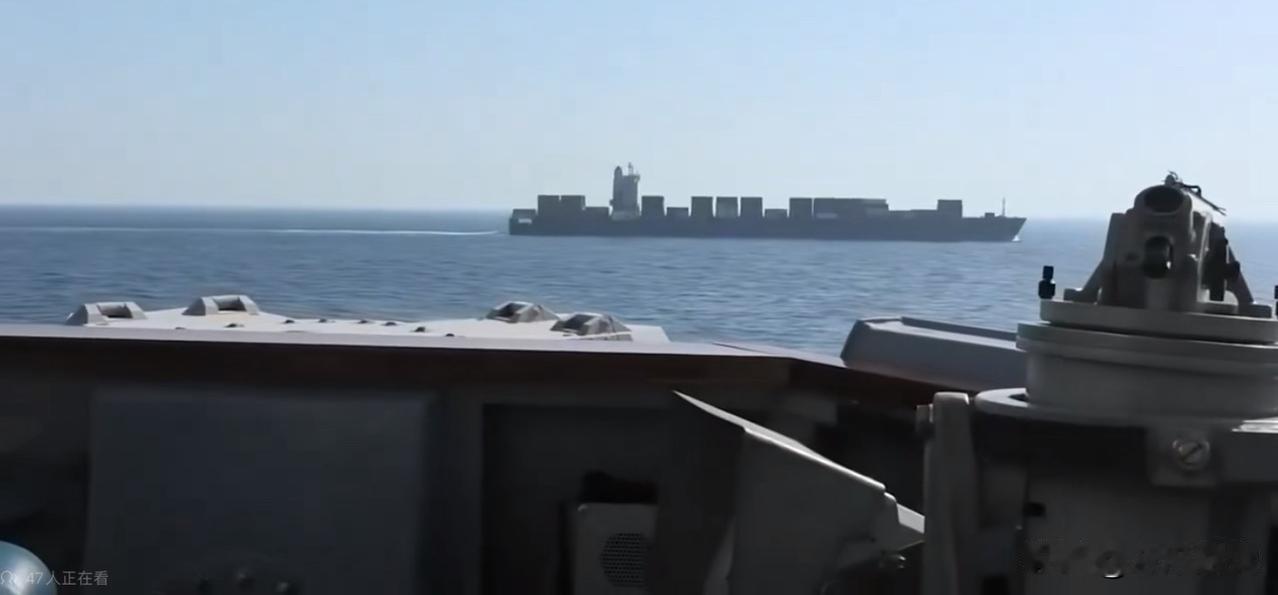 一艘全长近275米，体量堪比航母的货轮想强闯美军海上封锁线，美军“斯普鲁恩斯”号