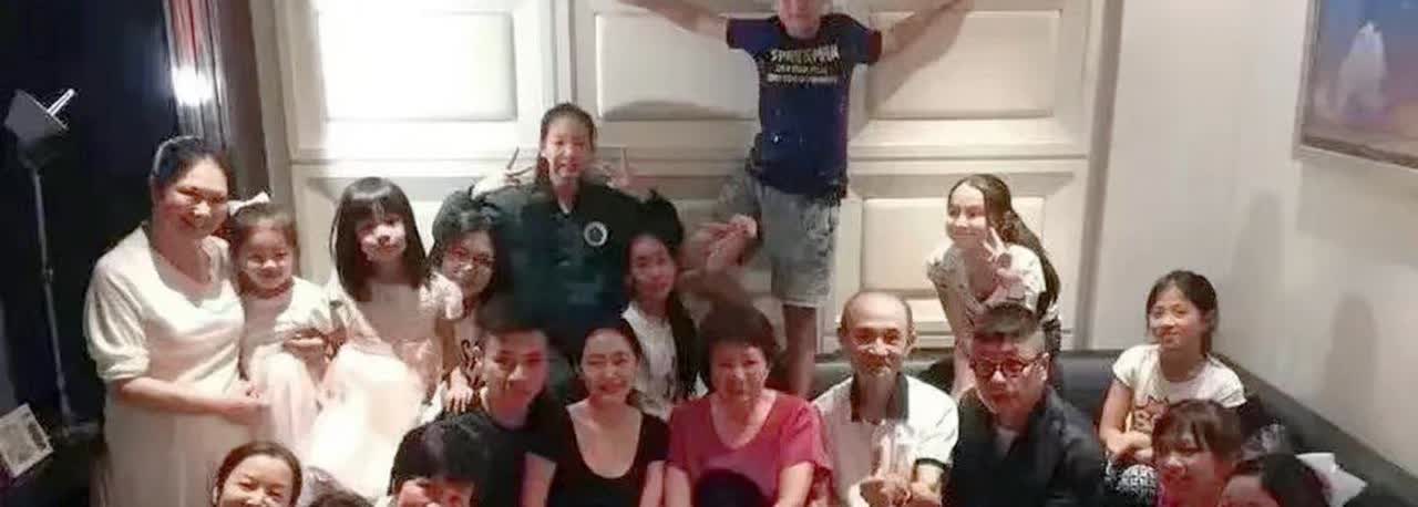 s妈这次要接孩子，是不是想跟两个孩子单独谈谈大s那些珠宝首饰的事啊？！毕竟孩