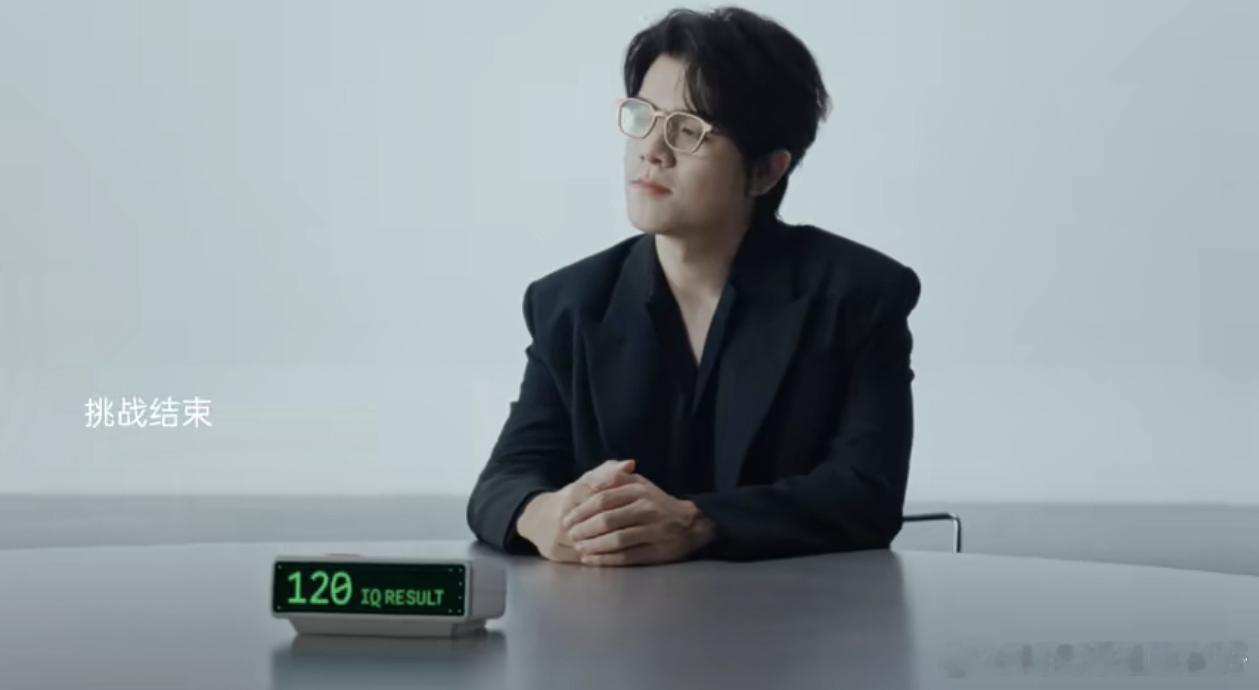 #柯洁指导AI下棋#“AI能算出胜率最高的一手，而我能算出对手最弱的一环。”柯洁的这句表述，道出了围