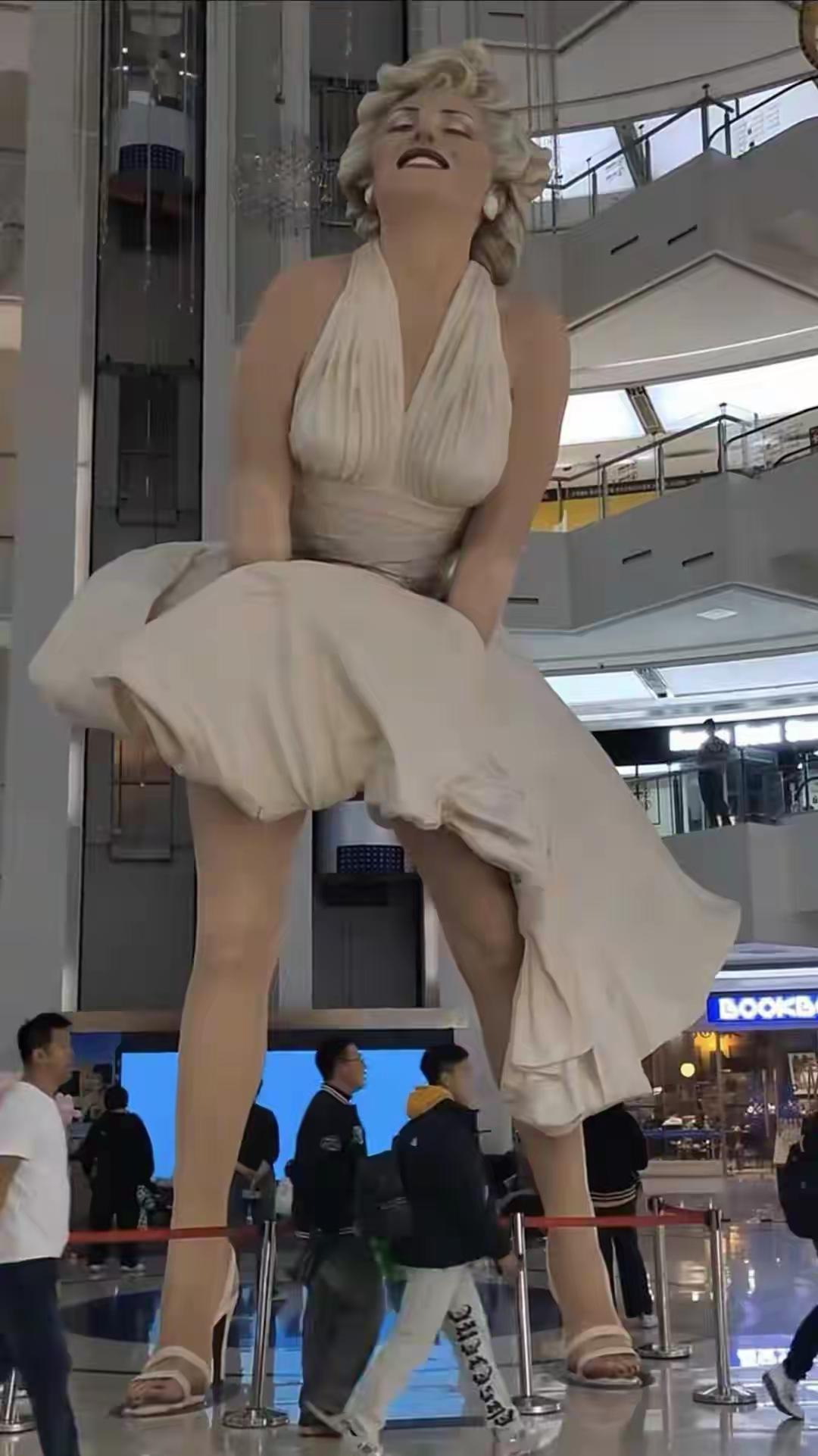 大连拆除玛丽莲·梦露雕塑，是一件好事媒体报道，大连市中央大道旅游文化购物中心高