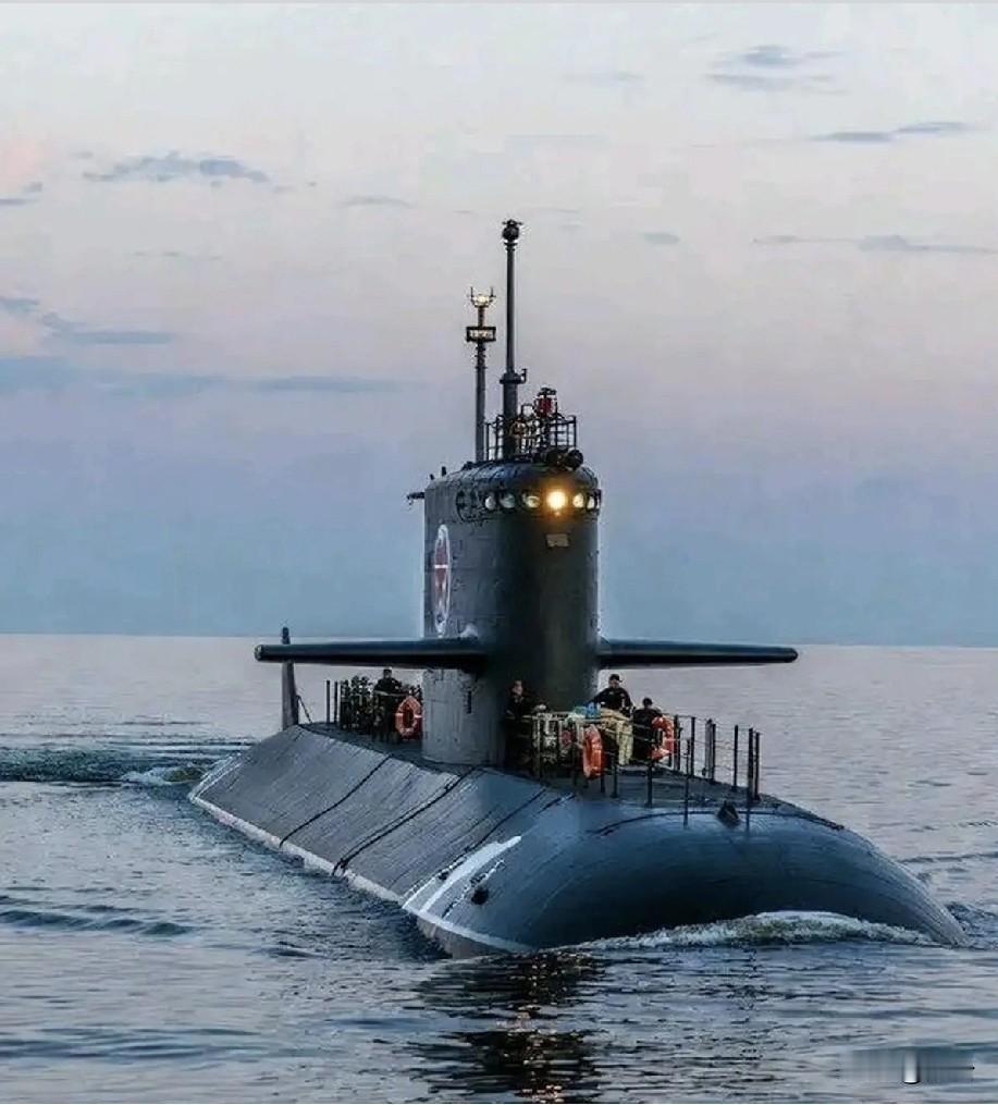 大西洋剑拔弩张！俄核潜艇驰援油轮，硬刚美军拦截，北约战机紧急升空《华尔街日