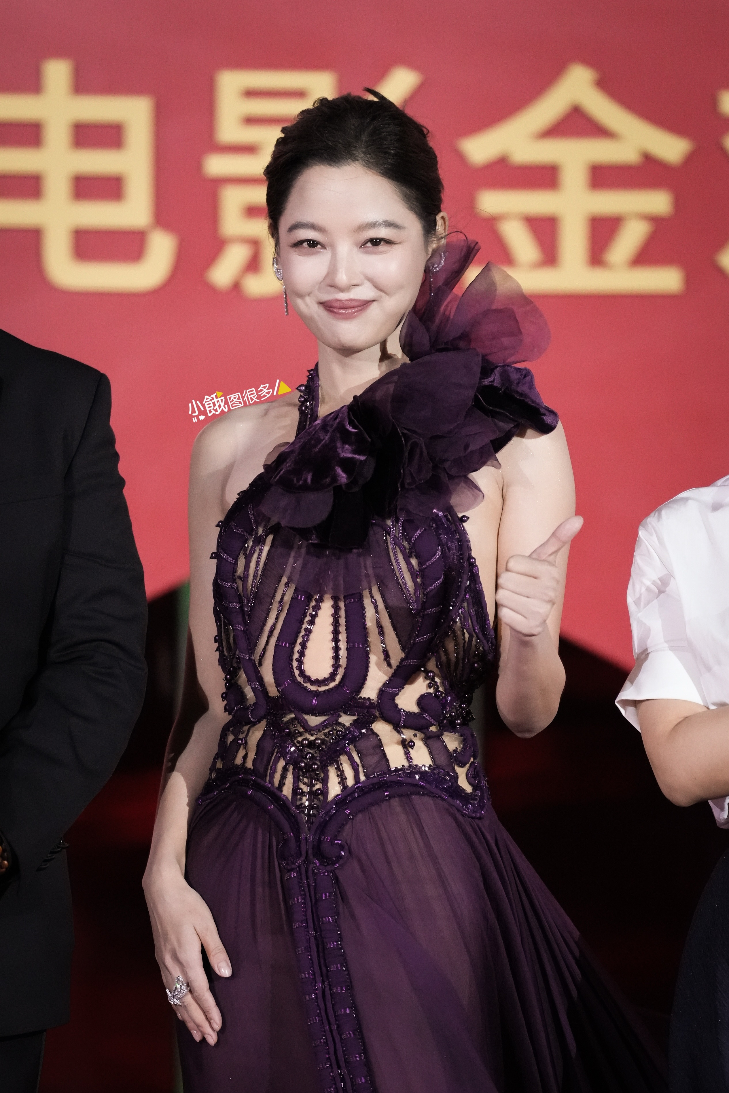 国际巨星辛芷蕾金鸡奖红毯给我镜头比了个赞，笑得好开心蕾子！