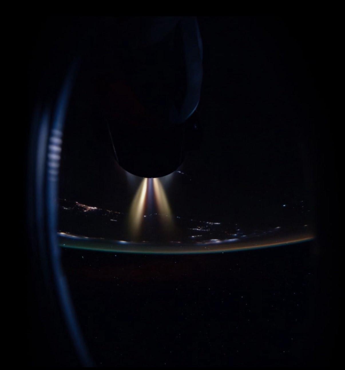 这是龙飞船在太空点火最近停靠在国际空间站的龙飞船，点燃了发动机。这次发动机点
