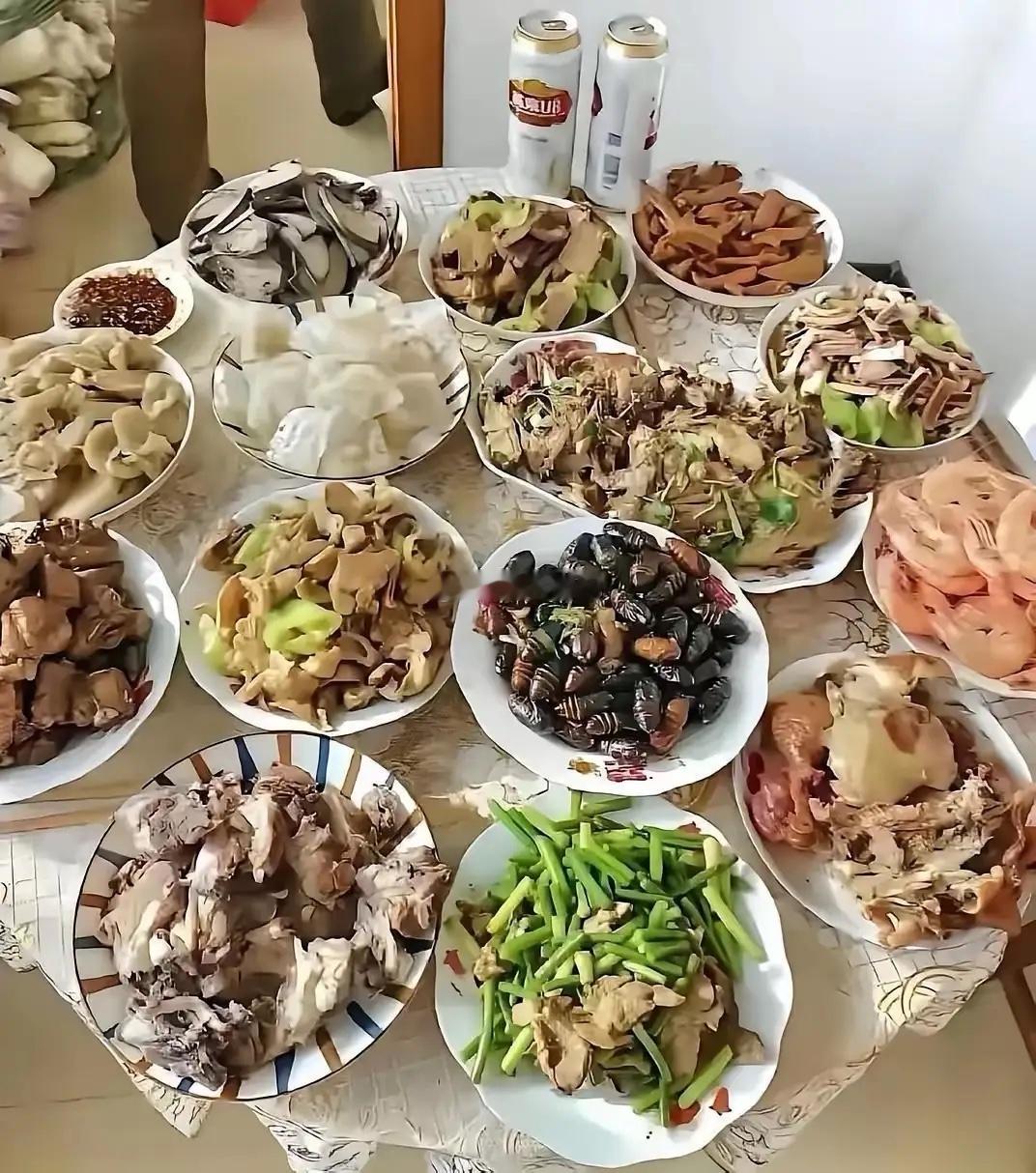昨晚，同事叫我去她家吃饭，看着这满满一桌子饭菜，看着一点胃口都没有，但色差味甘，