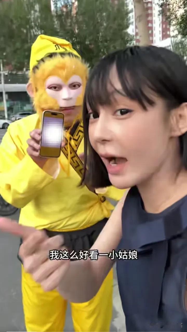 假悟空遇到真唐僧了。博主“朵然”在街上遇到“猴哥”喊她去拍照，“朵然”以为猴哥是