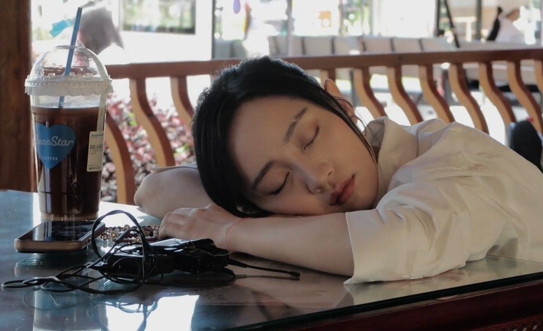 黄婷婷睡着了眉眼单纯的我宝宝
