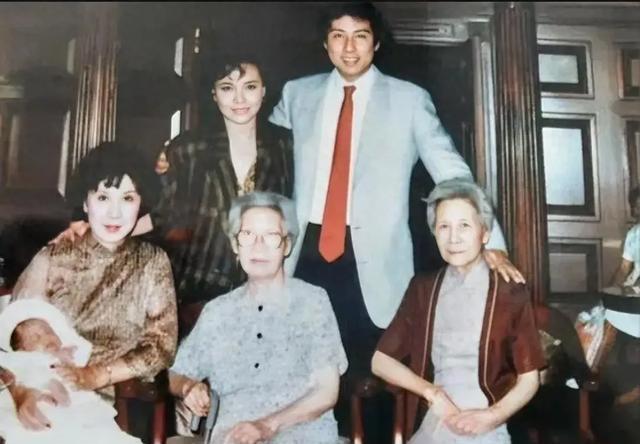 <em>王玉龄</em>晚年风采，1985年美国留影揭秘，张灵甫挚爱之美
