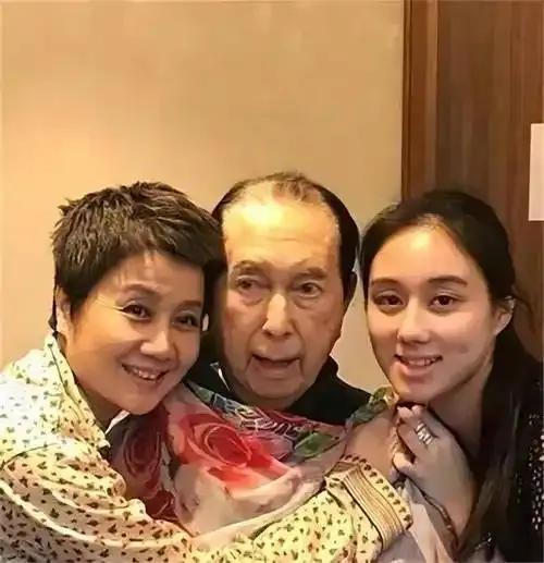 赌王何鸿燊78岁生下最小的女儿何超欣，张纪中73岁生下最小的女儿小龙珠，宗庆