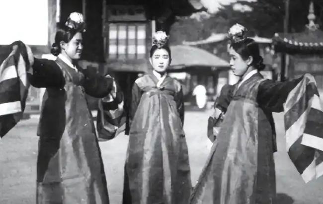 在古朝鲜，有一种女医生，被称为“医妓”，其中一项工作难以启齿。 古代朝鲜深