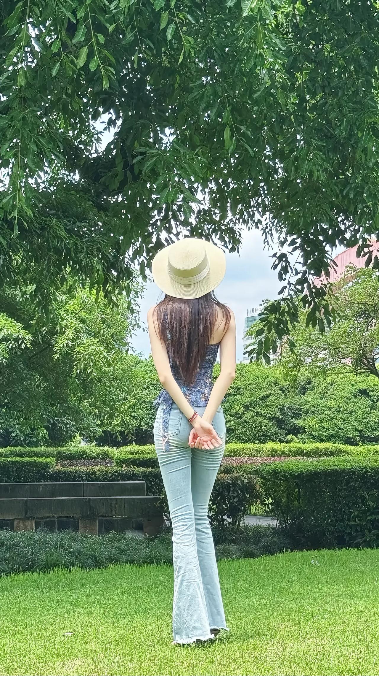 绿树阴中人独立，清风拂面意悠然。