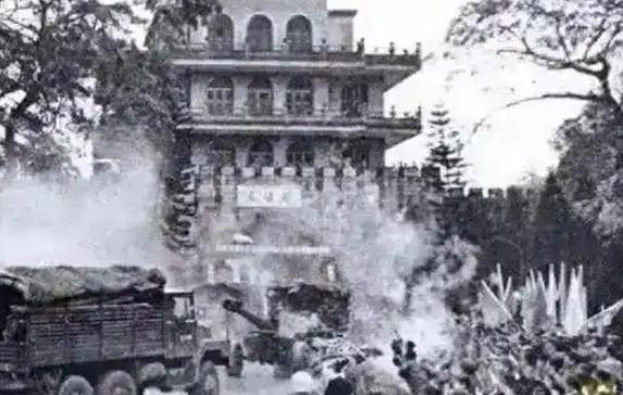 1979年黎笋带外国记者团参观"杀戮现场"，幸存者将121师团级以上干部姓名逐一