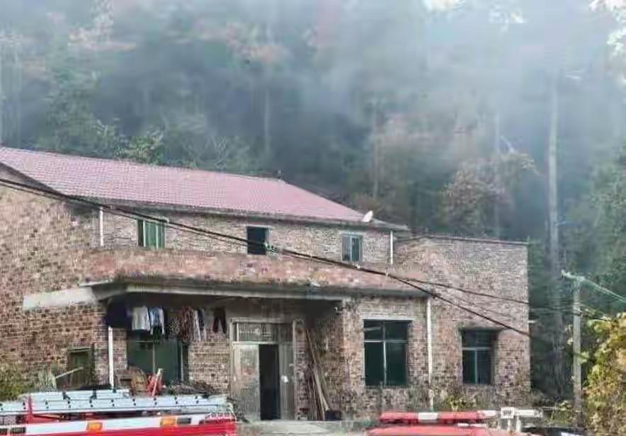 湖南湘乡榔石村惊魂一刻！11岁女孩闻焦味冲出门，一个电话搬来消防队，搬柴截火救下