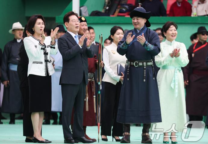 韩国总统李在明在蒙古国体验射箭！7月11日，是李在明访问蒙古国的最后一天，巧