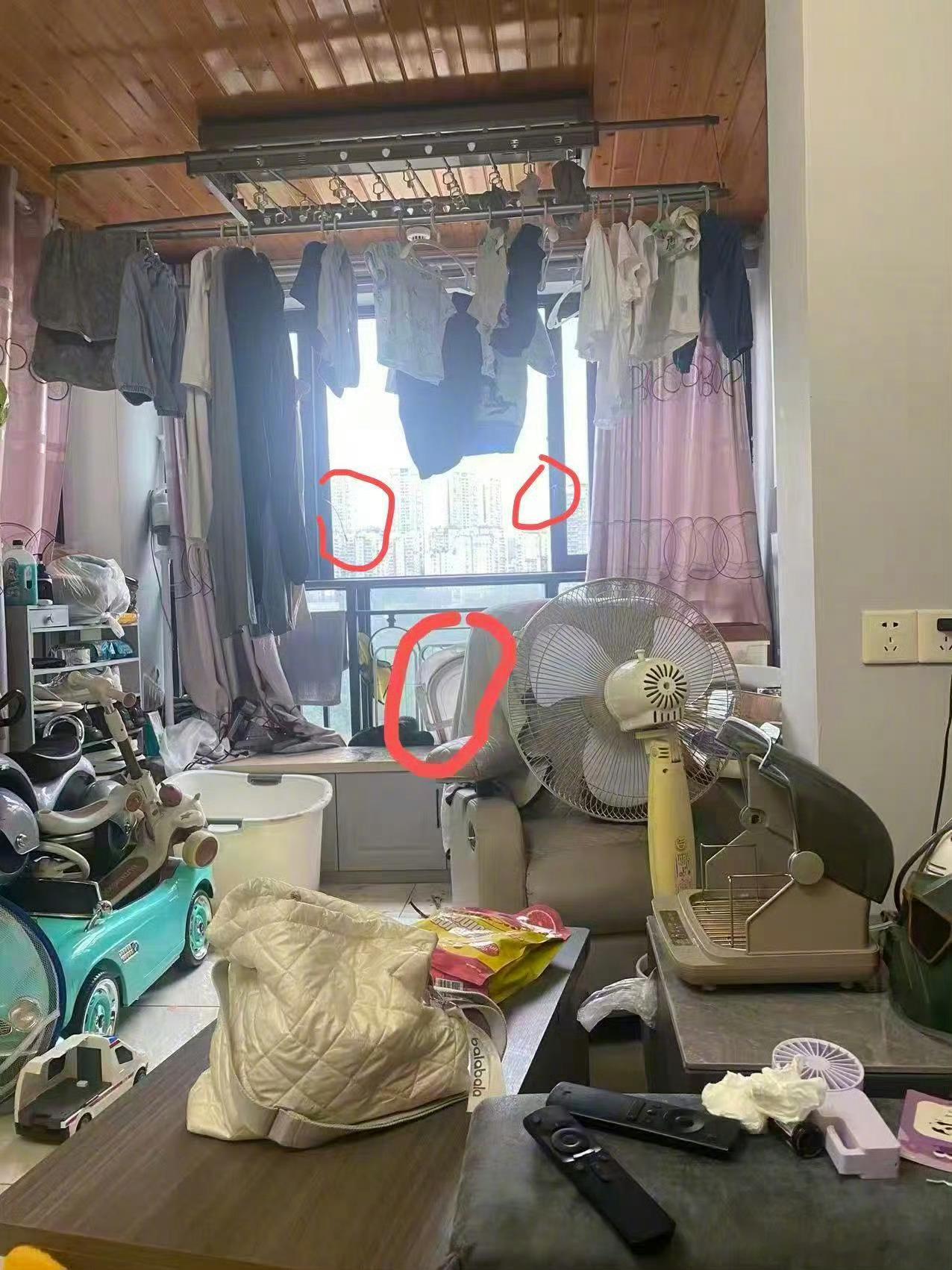 #2岁男童坠楼家中事发区域无监控#家里平常也这么乱吗？看来这两口子没有一个爱操心的。传统玄学指出：一