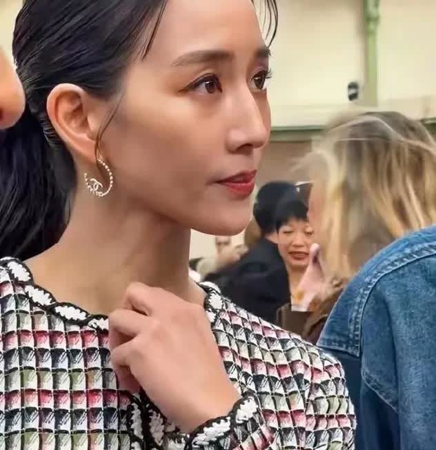 不得不说，明星离开了美颜滤镜，跟普通人差不多啊。我的女神现实中居然是这样的。[捂