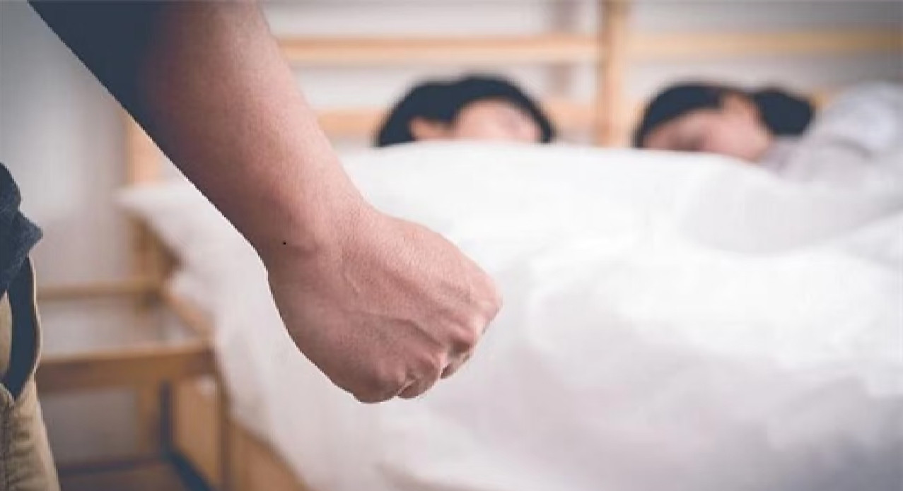 妻子出轨，本质是对婚姻契约的情感背叛，它击碎的不仅是亲密关系，更是日积...