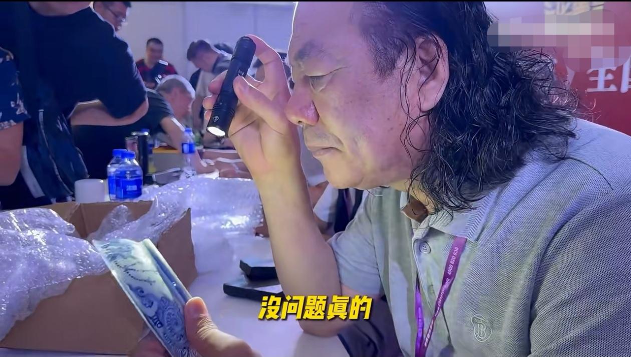 “东西是老的话，范老师会盯着老东西看；东西是新的话，范老师会盯着老东西看。”[