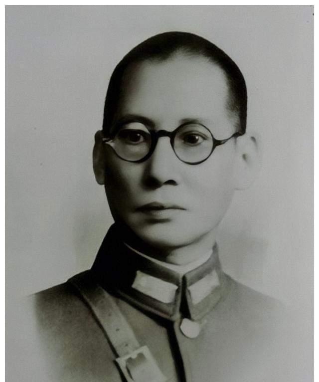 1945年10月6日，龙云被迫离开昆明，登机时，他对送行的杜聿明破口大骂：“杜聿