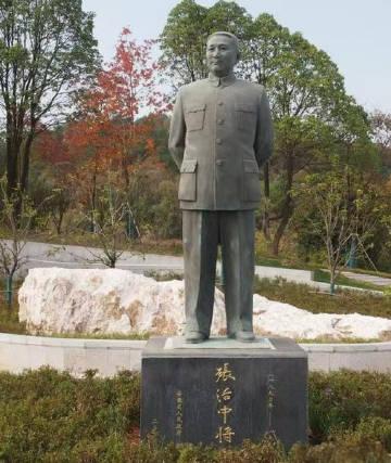 1949年会议时，张治中忽然指着一个人对身旁的毛主席说：这人可厉害哪！抗战之初我