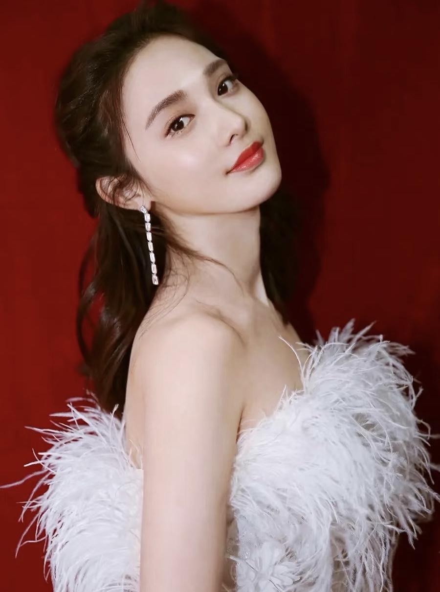 果然专业的事要交给专业的人！《暗河传》里彭小苒演的慕雨墨配音特别出色，网