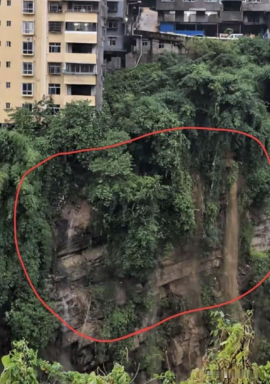没有办法在我们老家都是山地，平坦的地方比较少，建房只能建在这些区域，也是没有办法