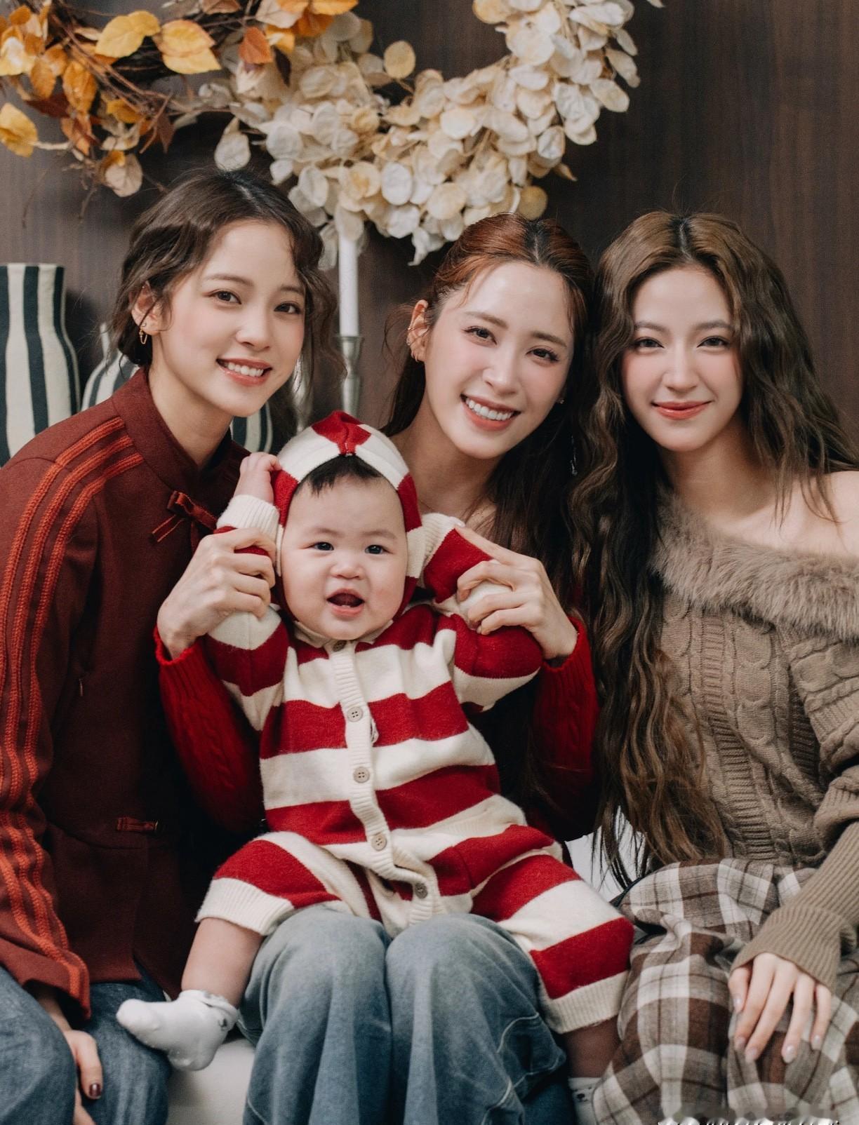 看欧阳家这张全家福，你第一反应是“哇，好幸福”，对吗？错了。先别划走，咱们聊