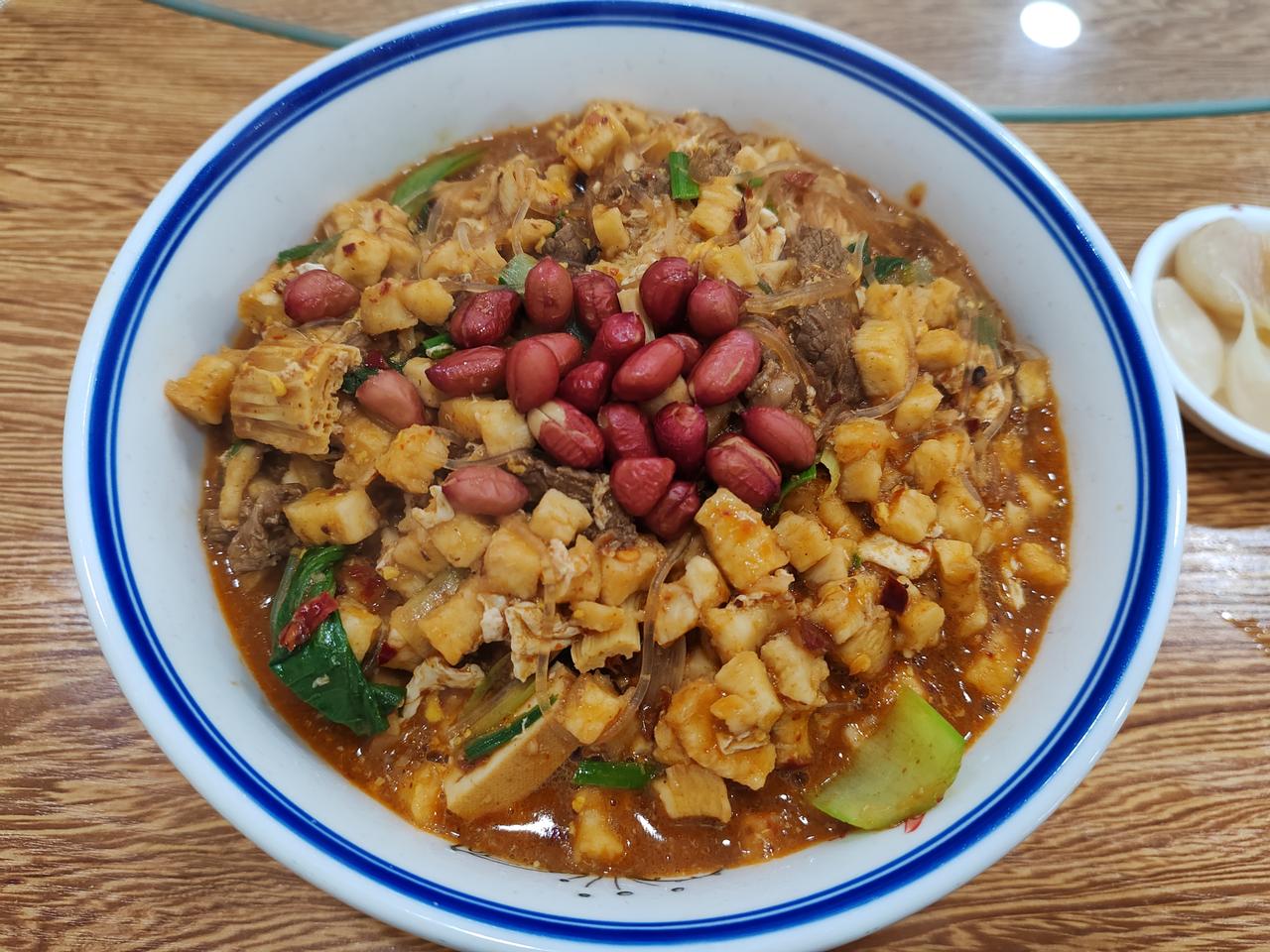 西安的泡馍（小炒）已经很便宜了，一碗两个馍，只要二十块钱出头，哪里贵了？有些人嫌