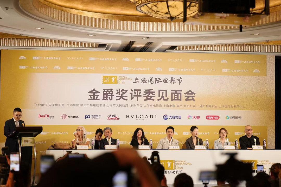 辛芷蕾第四次上影节坐在了评委席前三次是以演员身份去，第四次是以评审身份去。表面