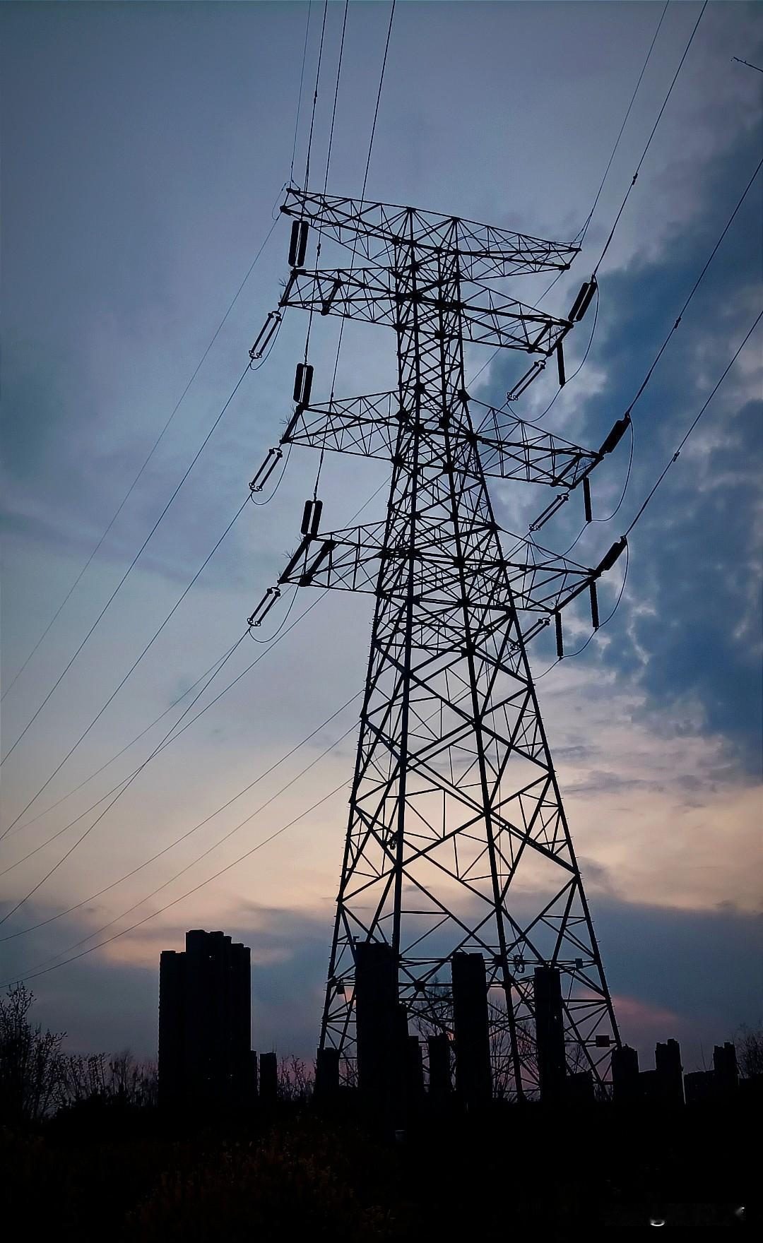 有网友提到了新中国第1个5年计划期间：苏联援建的大批重点企业，几乎都落脚东北。对