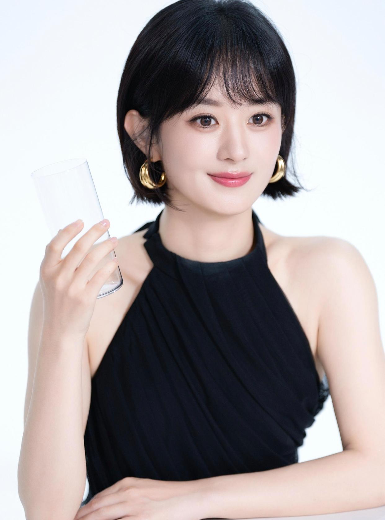 1.赵丽颖在娱乐圈向来独来独往，她的好友都是私下交好，公开几乎没有互动，工作上也互不牵扯。遇到麻烦没