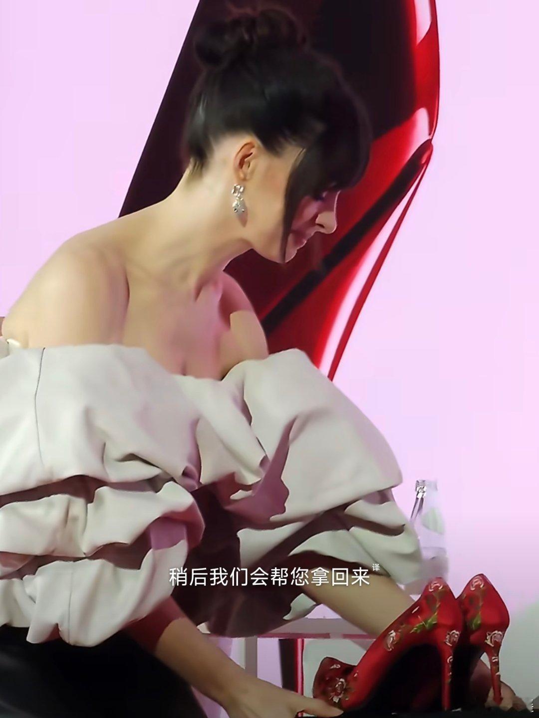 穿大绣花鞋的普拉达女王韩国视觉还是太超前了穿普拉达的女王2